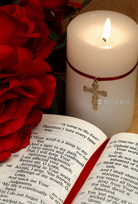 圣经圣经与蜡烛和玫瑰