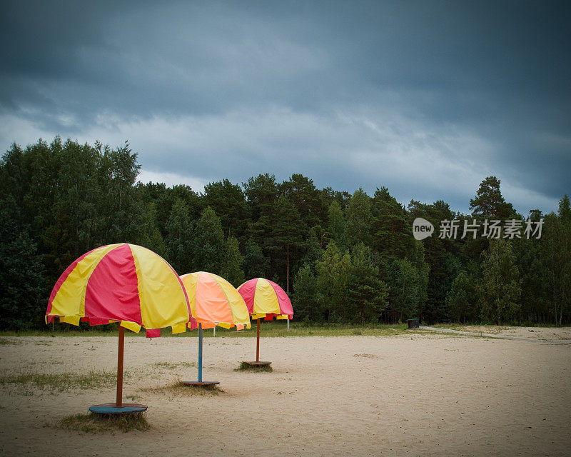 海滩伞和暴风雨即将来临