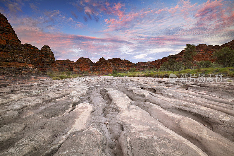 日出时分，西澳大利亚普鲁卢鲁国家公园的干涸河床