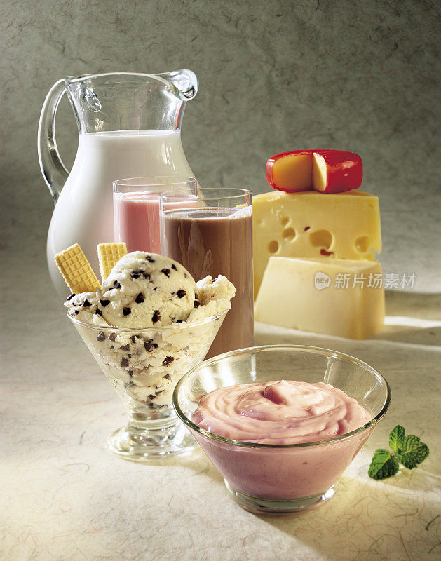 各种乳制品，包括牛奶、奶酪和冰淇淋