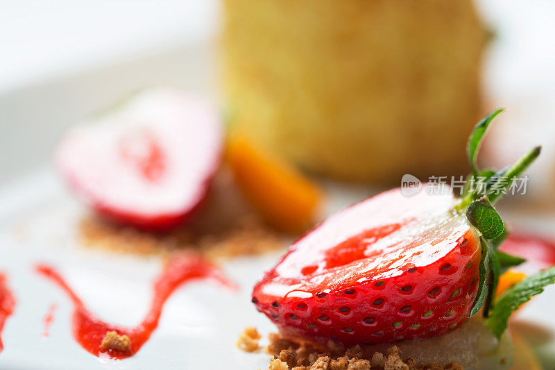 釉面，切片草莓配餐厅芝士蛋糕甜点
