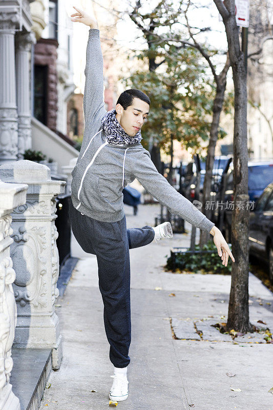 纽约人行道上的芭蕾舞演员，年轻人
