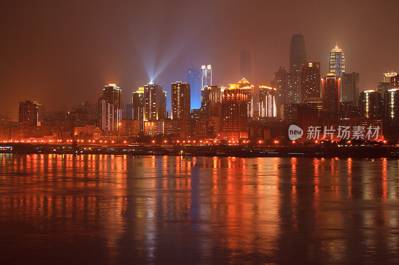 中国现代城市的摩天大楼和堤岸