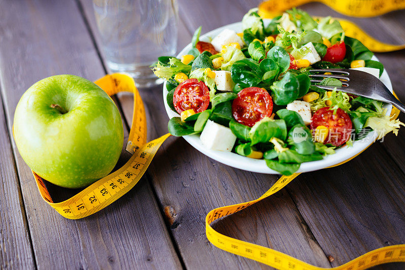 健康健身蔬菜沙拉和苹果