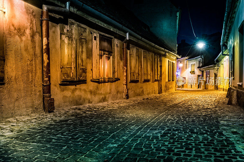 罗马尼亚西比乌的一条夜里无人的小巷
