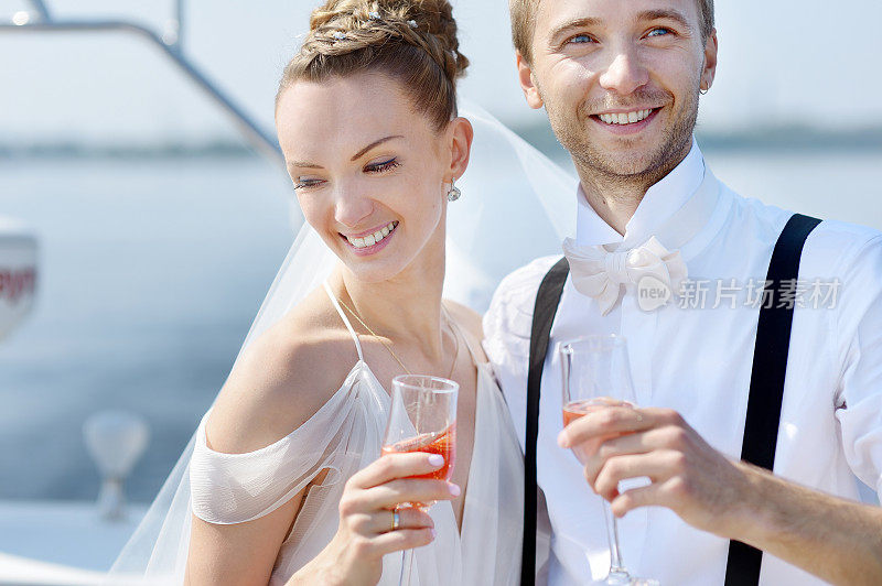 快乐的新娘和新郎喝香槟