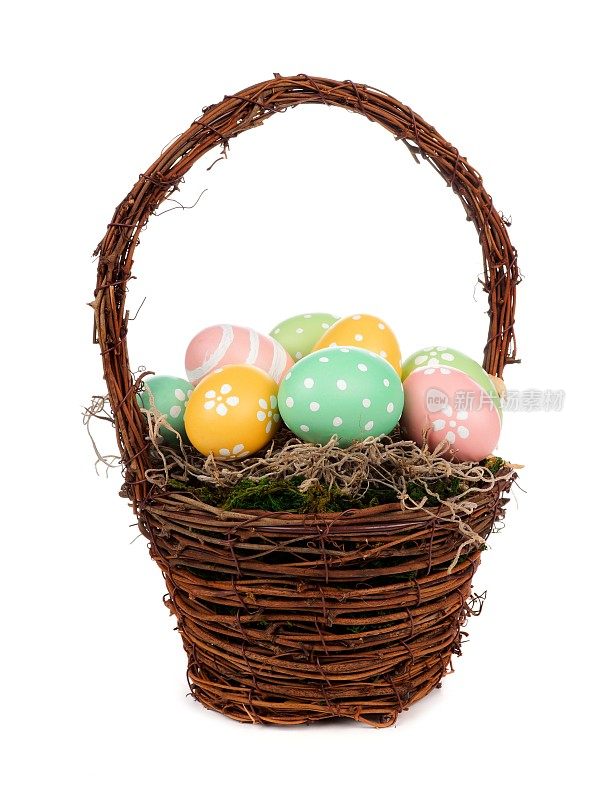 复活节篮子与手绘复活节彩蛋在白色