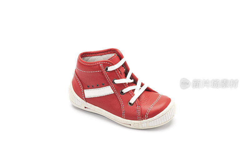 白色背景上的红色靴子儿童鞋