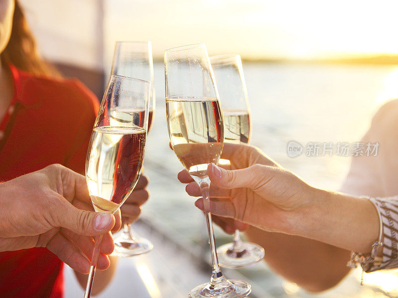 游艇上快乐的朋友和香槟。假期,trav