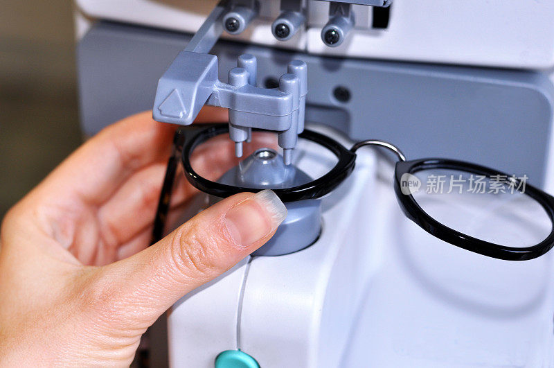 女验光师测量和准备眼镜