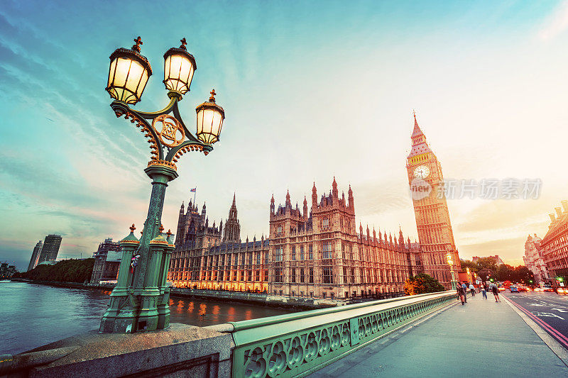 日落时分，英国伦敦的大本钟。威斯敏斯特桥上的复古街灯。古董