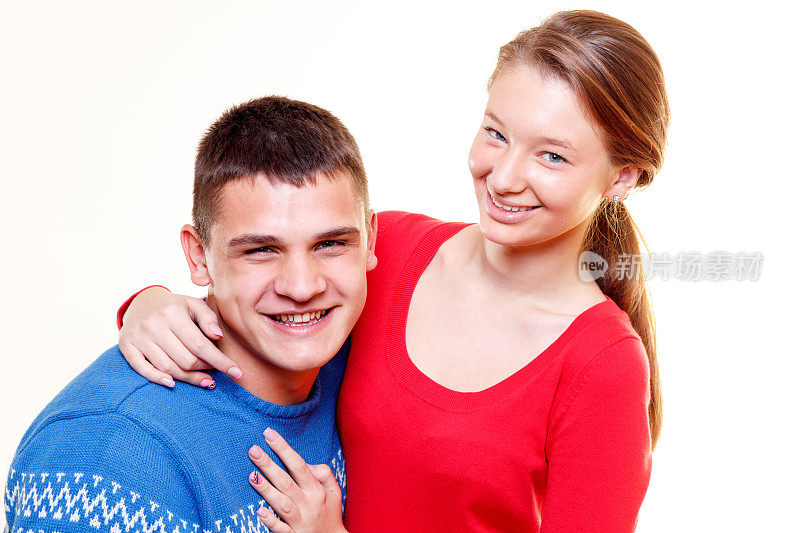 一对年轻的情侣兴高采烈地拥抱在一起，在摄影棚拍摄。