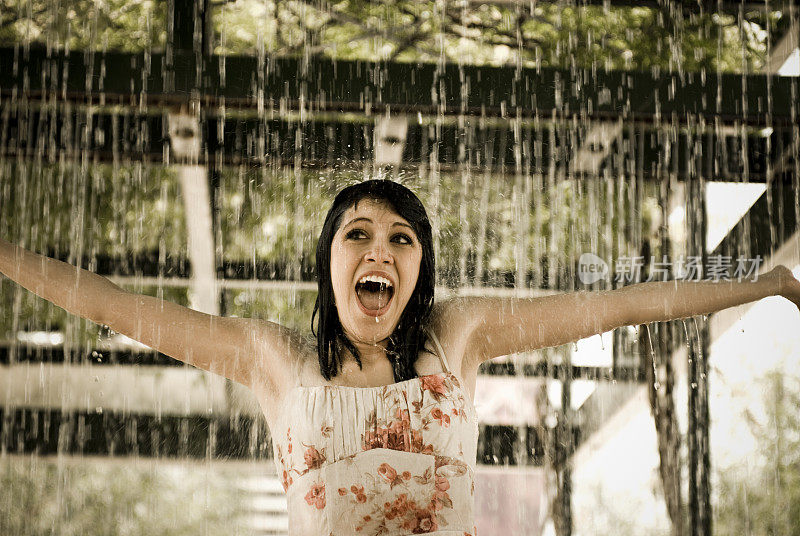 雨中的女人