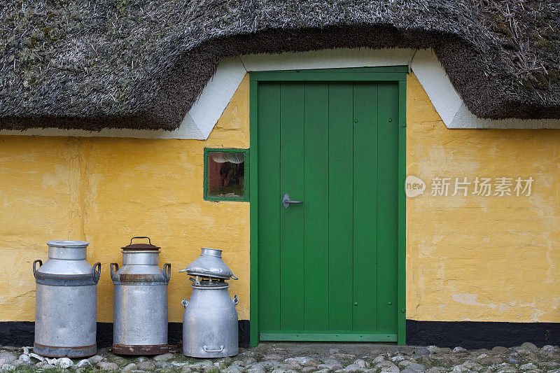 有牛奶罐的旧小屋