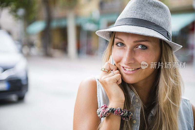 一个年轻的意大利女人在用她的智能手机