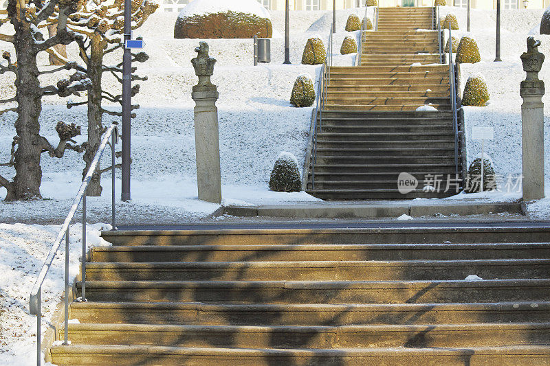 公园的楼梯和人行道在冬天冰雪德国