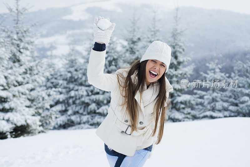 年轻女子扔雪球