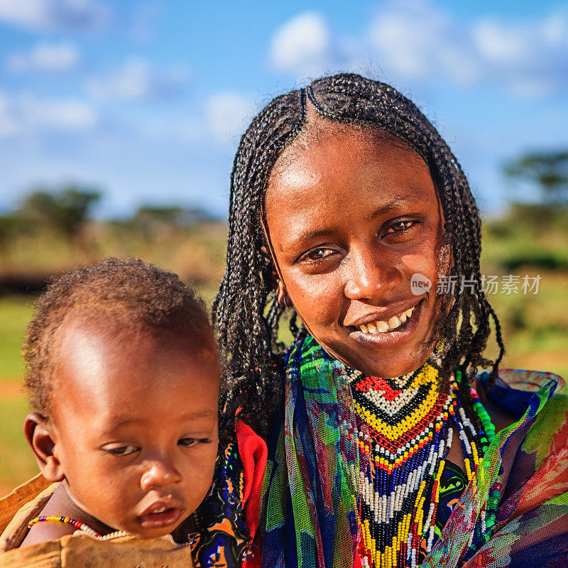来自博拉纳部落的妇女抱着她的孩子，埃塞俄比亚，非洲