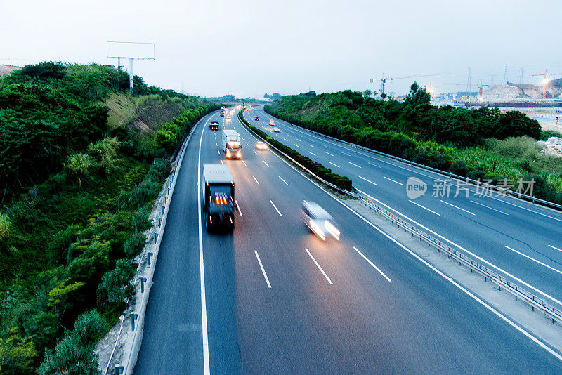 高速公路上超速的卡车