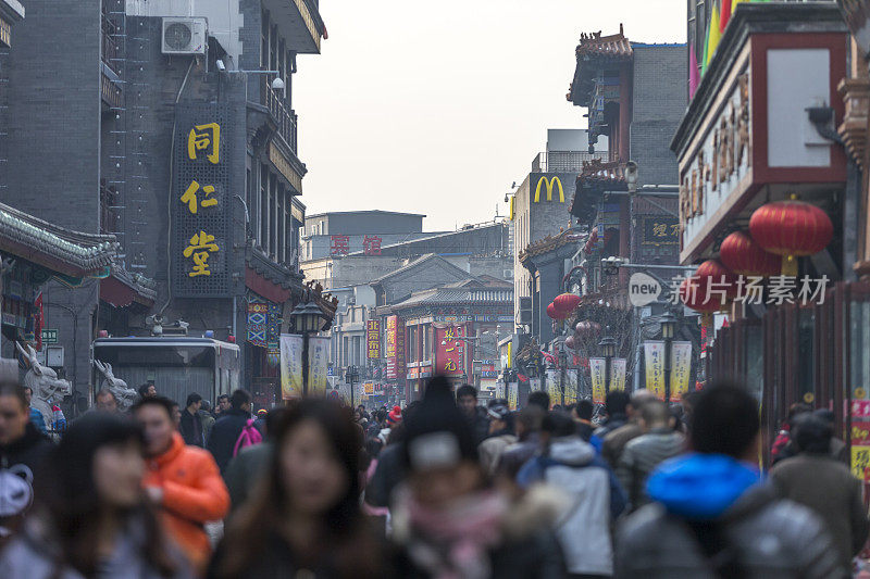 中国流行的餐馆胡同五颜六色的霓虹灯招牌在北京