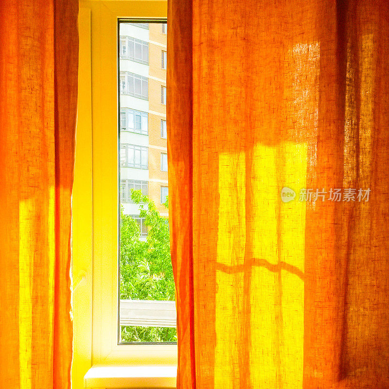 橙色的窗帘