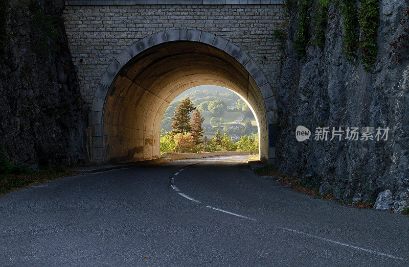 山路穿过隧道