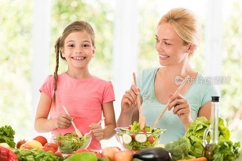 母亲和女儿在准备健康的食物