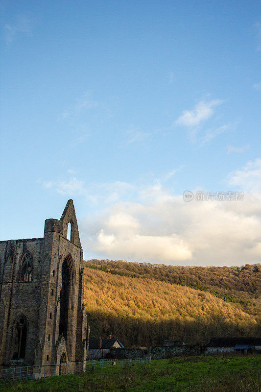 丁登修道院在蒙茅斯郡，威尔士