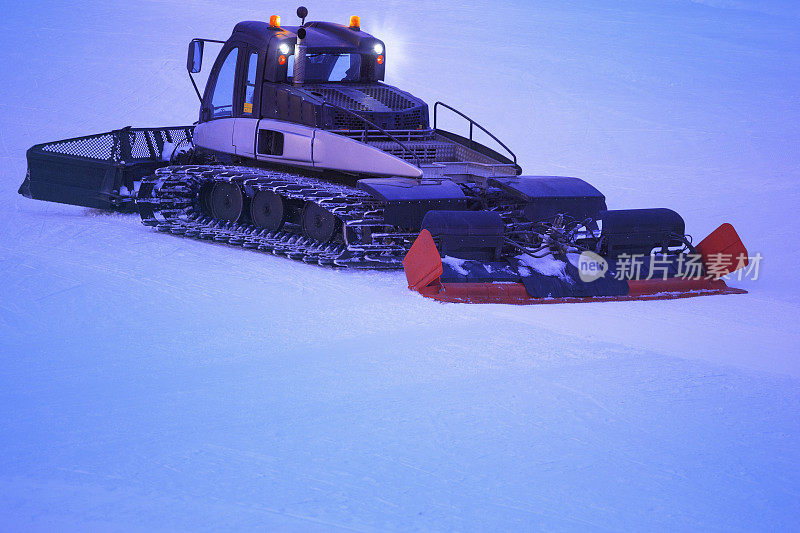 雪地车修理工正在准备滑雪坡道
