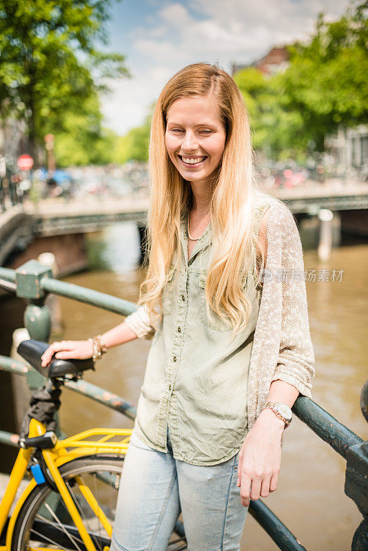 荷兰妇女在阿姆斯特丹骑自行车