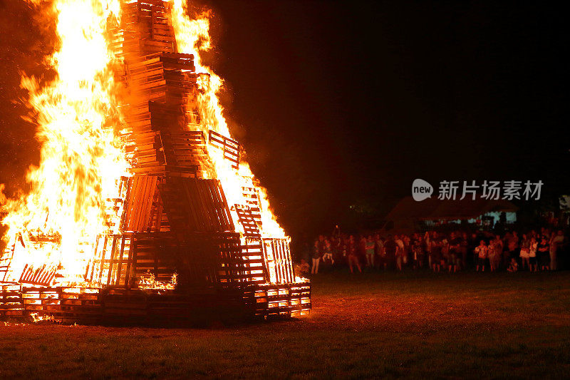 夏天，人们聚集在篝火旁