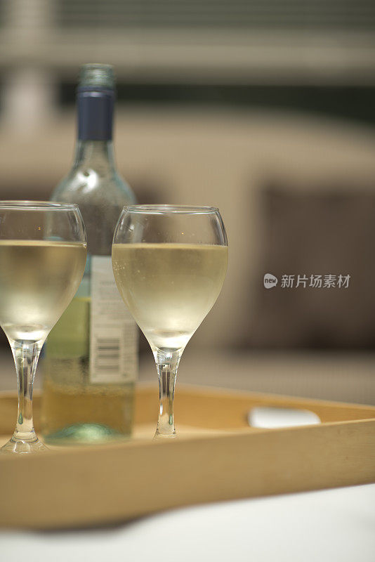 白葡萄酒和葡萄酒杯