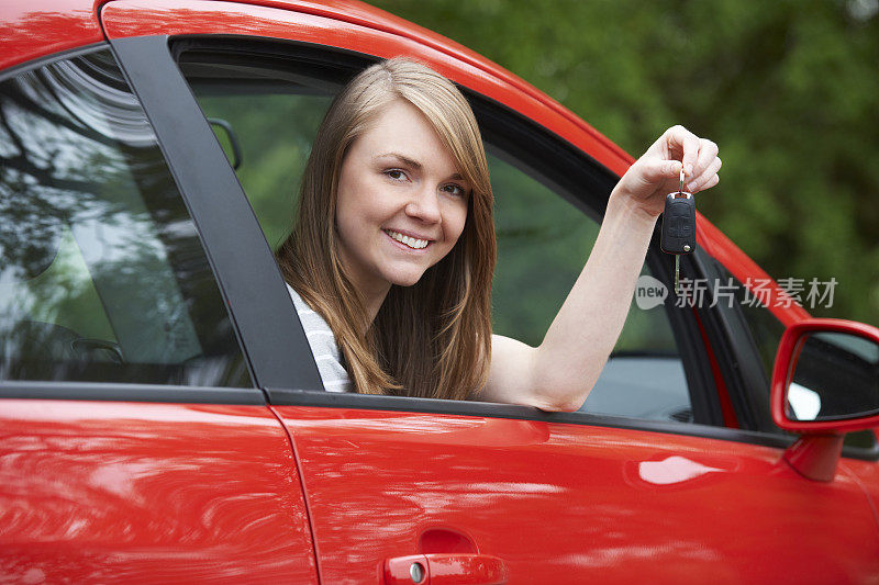 年轻女性司机在车里拿着钥匙