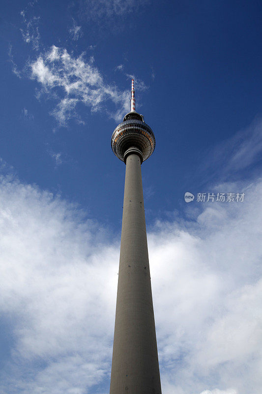 柏林Fernsehturm在夏天蓝色的天空