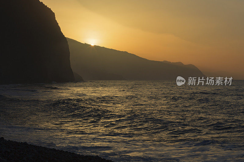 海岸风景和圣维森特海滩上的日落