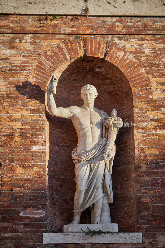 罗马奎里纳尔广场，凯撒大帝雕像