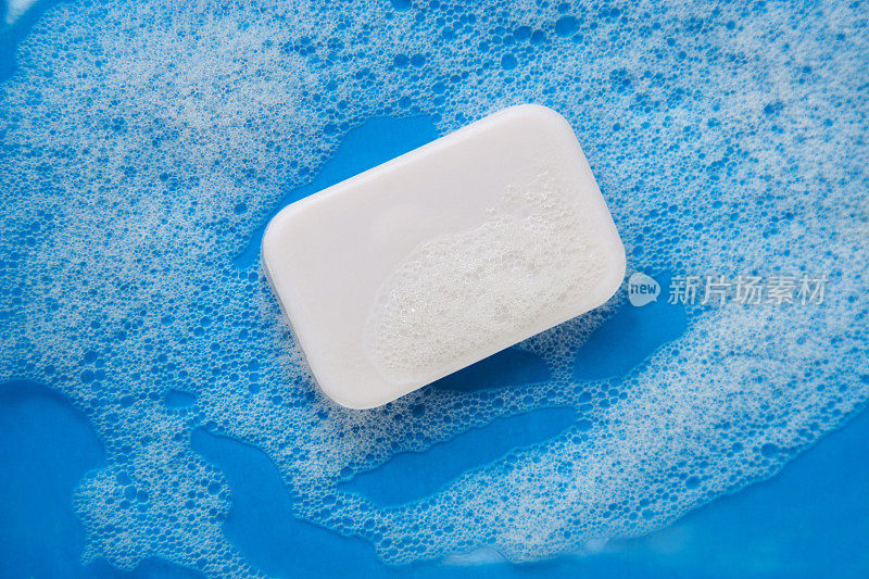 蓝色背景上的肥皂