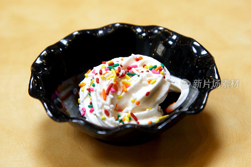香草冰淇淋和彩色的糖屑
