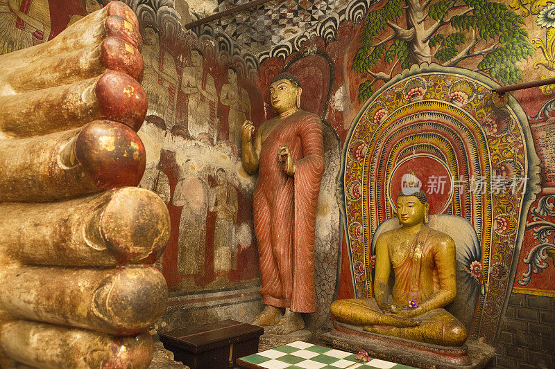 斯里兰卡丹布拉石窟寺的古代佛像