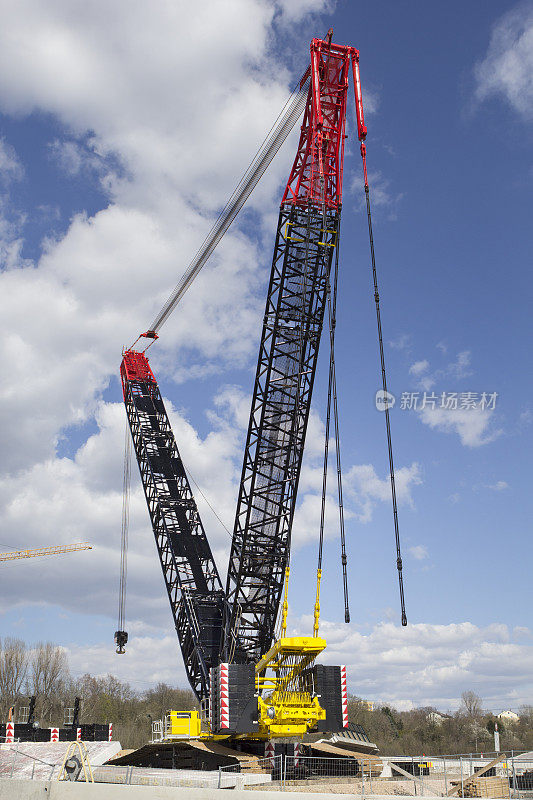 高速公路建筑工地上的巨型起重机