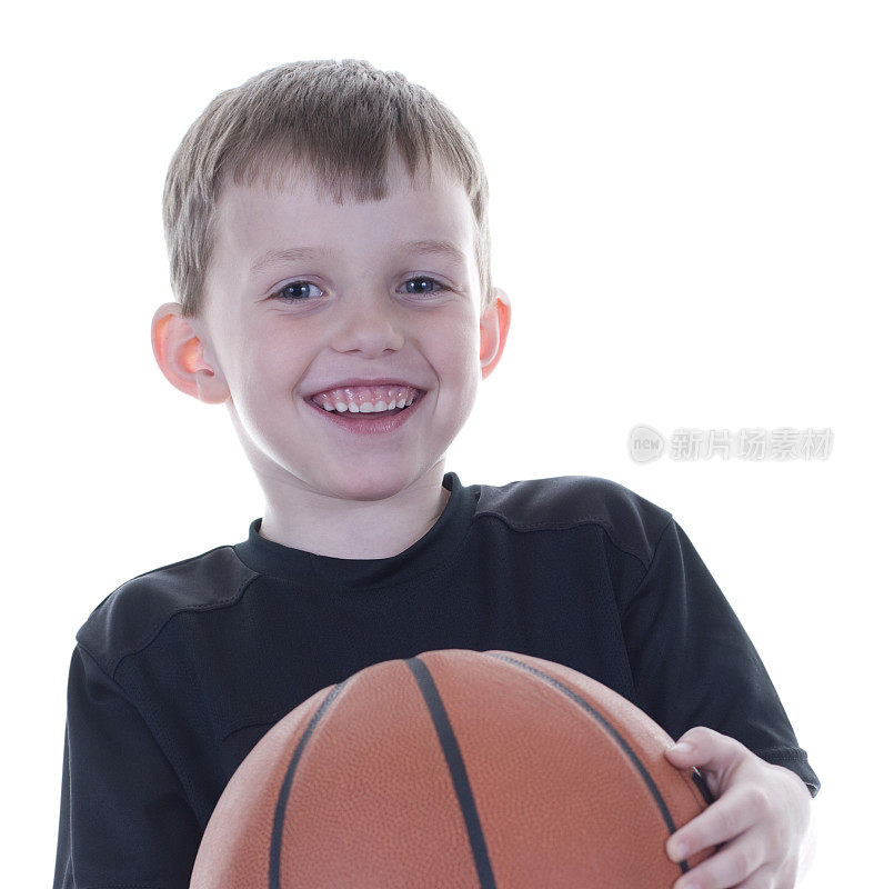 快乐的男孩拿着篮球