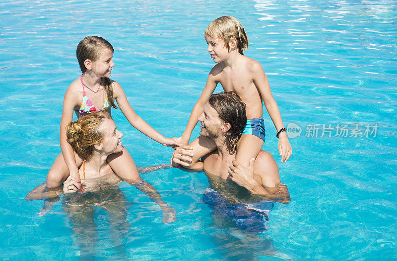 家庭在游泳池