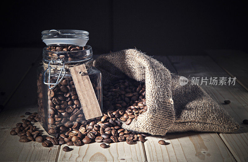 咖啡豆从袋子和罐子里取出