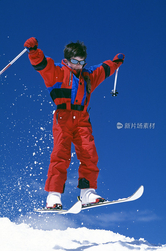 男孩在滑雪板上跳跃