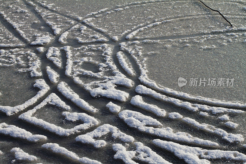 雪和薄冰上的自行车道