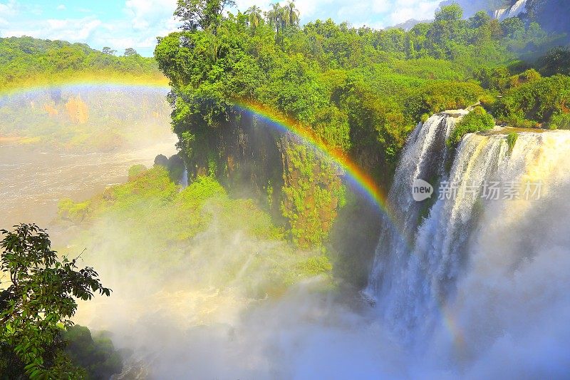 美丽的伊瓜苏瀑布在阿根廷与巴西接壤和彩虹