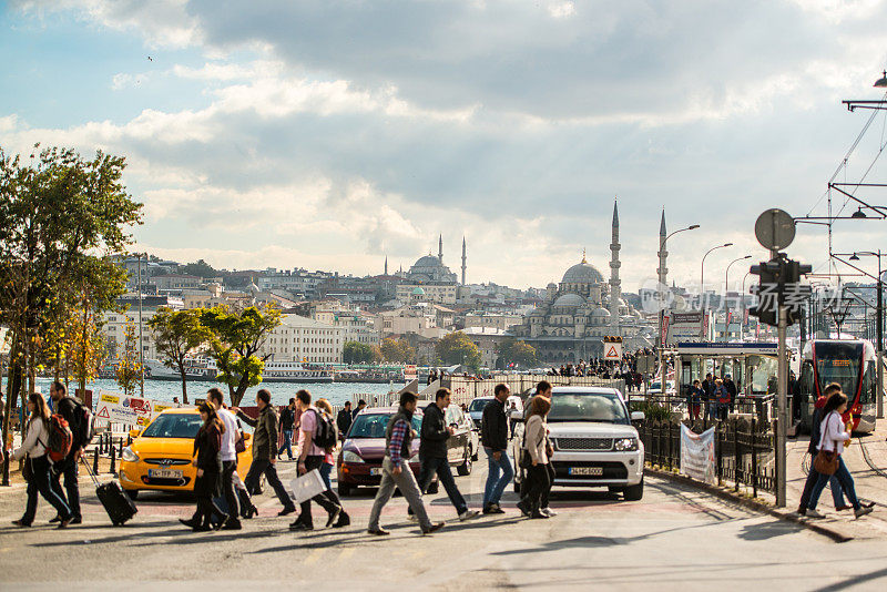 伊斯坦布尔的人们正在过马路