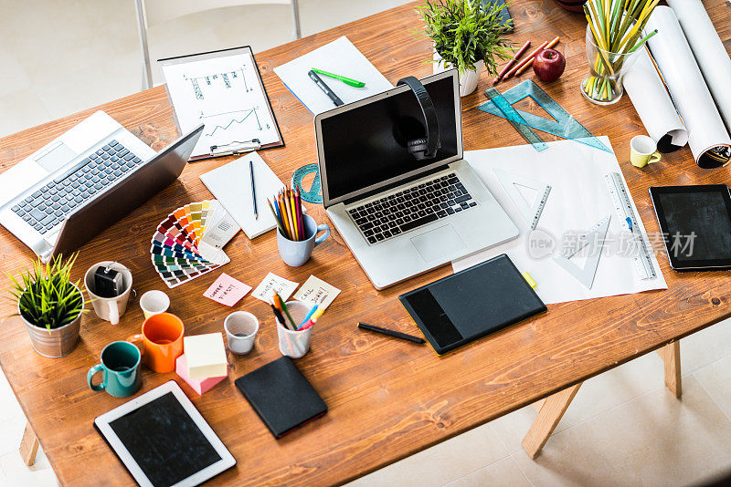 年轻创业公司的凌乱办公桌