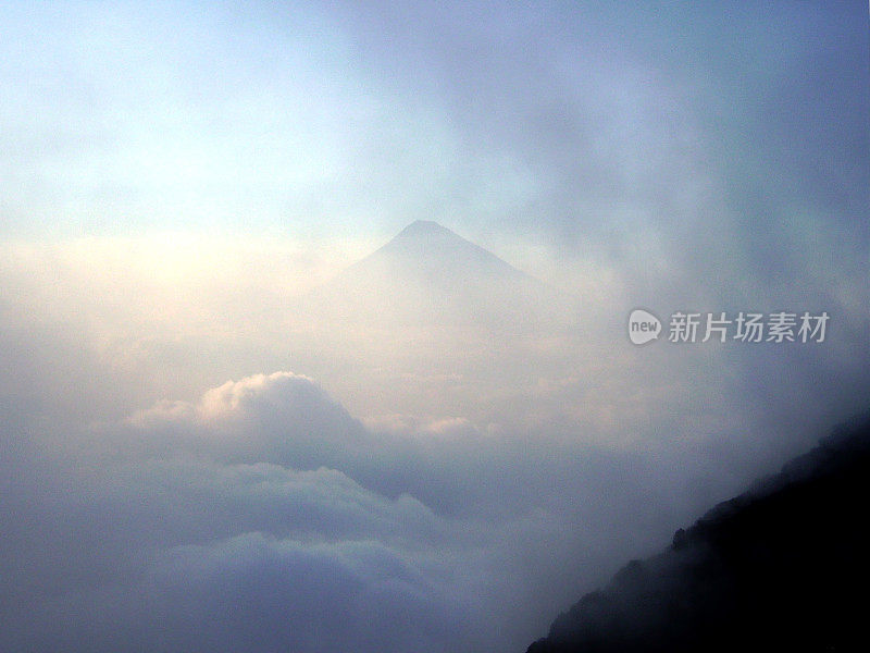 危地马拉帕卡亚火山的云景