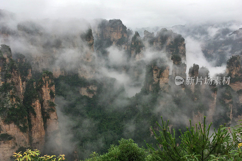 壮丽而奇异的云海山峰03